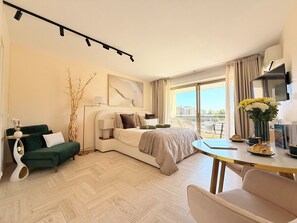 Hypo-allergenic bedding, in-room safe, blackout curtains - La Marina Cannes Suites  (Mandelieu-La-Napoule)