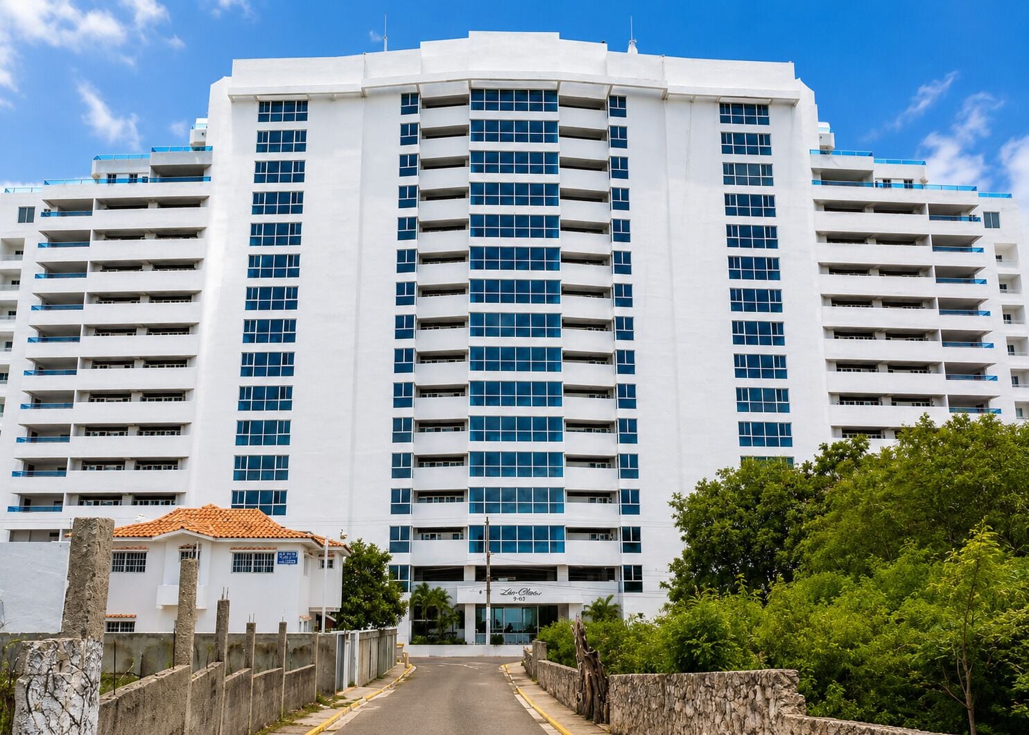 Ein mehrstöckiges Hotel mit einer symmetrischen Fassade, großen Fenstern und einem zentralen Eingang.
