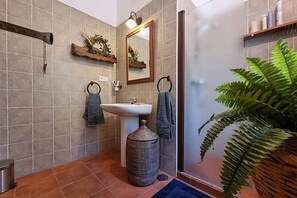 Hair dryer, towels, soap, toilet paper - Casa Antonia Superb villa with pool, Algarrobo (Arenas)