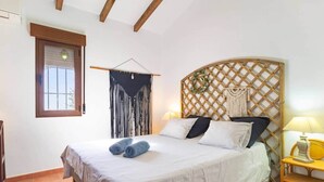 3 habitaciones, tabla de planchar con plancha, wifi y ropa de cama 