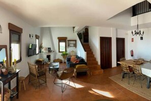 TV, fireplace - Casa Antonia Superb villa with pool, Algarrobo (Arenas)