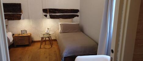 Tripla Premium Magnolia , vista giardino | Desk, laptop workspace, free WiFi