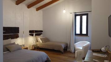 Bureau, espace de travail pour ordinateur portable, Wi-Fi gratuit