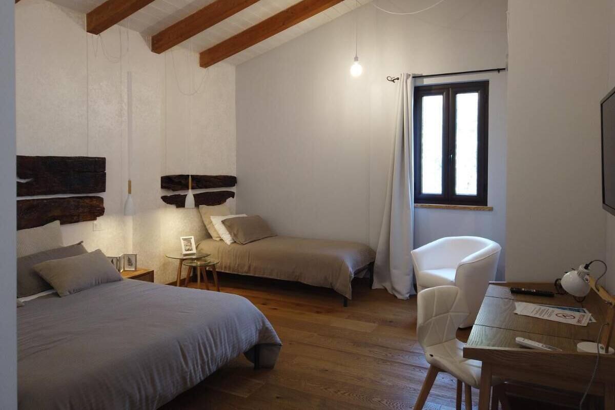 Tripla Premium Magnolia , vista giardino | Bureau, espace de travail pour ordinateurs portables