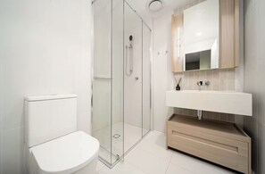 Haartrockner, Handtücher, Seife, Toilettenpapier