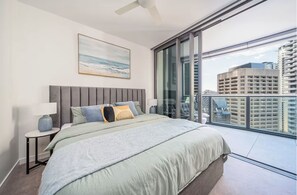 1 bedroom, iron/ironing board, WiFi, bed sheets - Skyscraper Cinema - Dream a thousand city lights (Brisbane City)