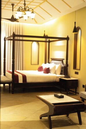 Suite superior, vista al jardín | Caja de seguridad en la habitación y escritorio