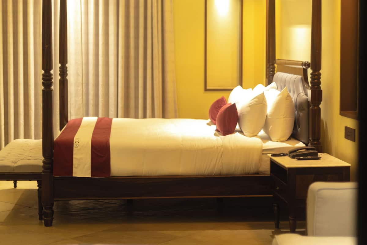 Suite superior, vista al jardín | Caja de seguridad en la habitación y escritorio