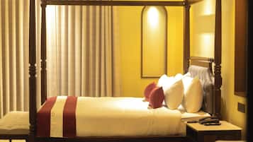 Suite superior, vista al jardín | Caja de seguridad en la habitación y escritorio