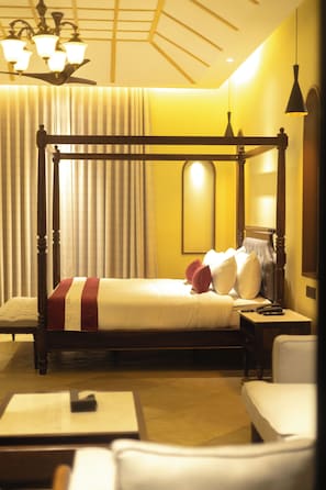 Suite superior, vista al jardín | Caja de seguridad en la habitación y escritorio