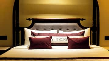 Suite superior, vista al jardín | Caja de seguridad en la habitación y escritorio