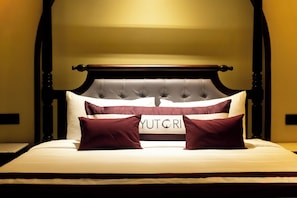 Suite superior, vista al jardín | Caja de seguridad en la habitación y escritorio