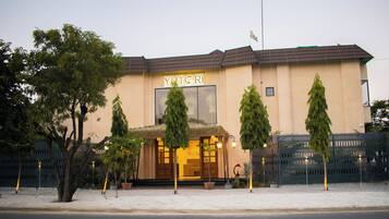 Un edificio con un letrero que dice