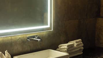 Suite superior, vista al jardín | Baño | Regadera, amenidades de baño gratuitas, secadora de cabello, pantuflas