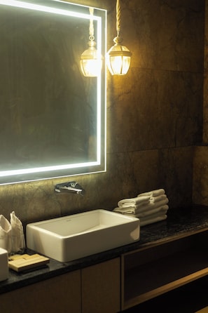 Suite superior, vista al jardín | Baño | Regadera, amenidades de baño gratuitas, secadora de cabello, pantuflas