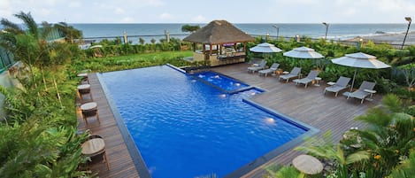 Una piscina al aire libre (de 07:00 a 20:00), sombrillas, tumbonas