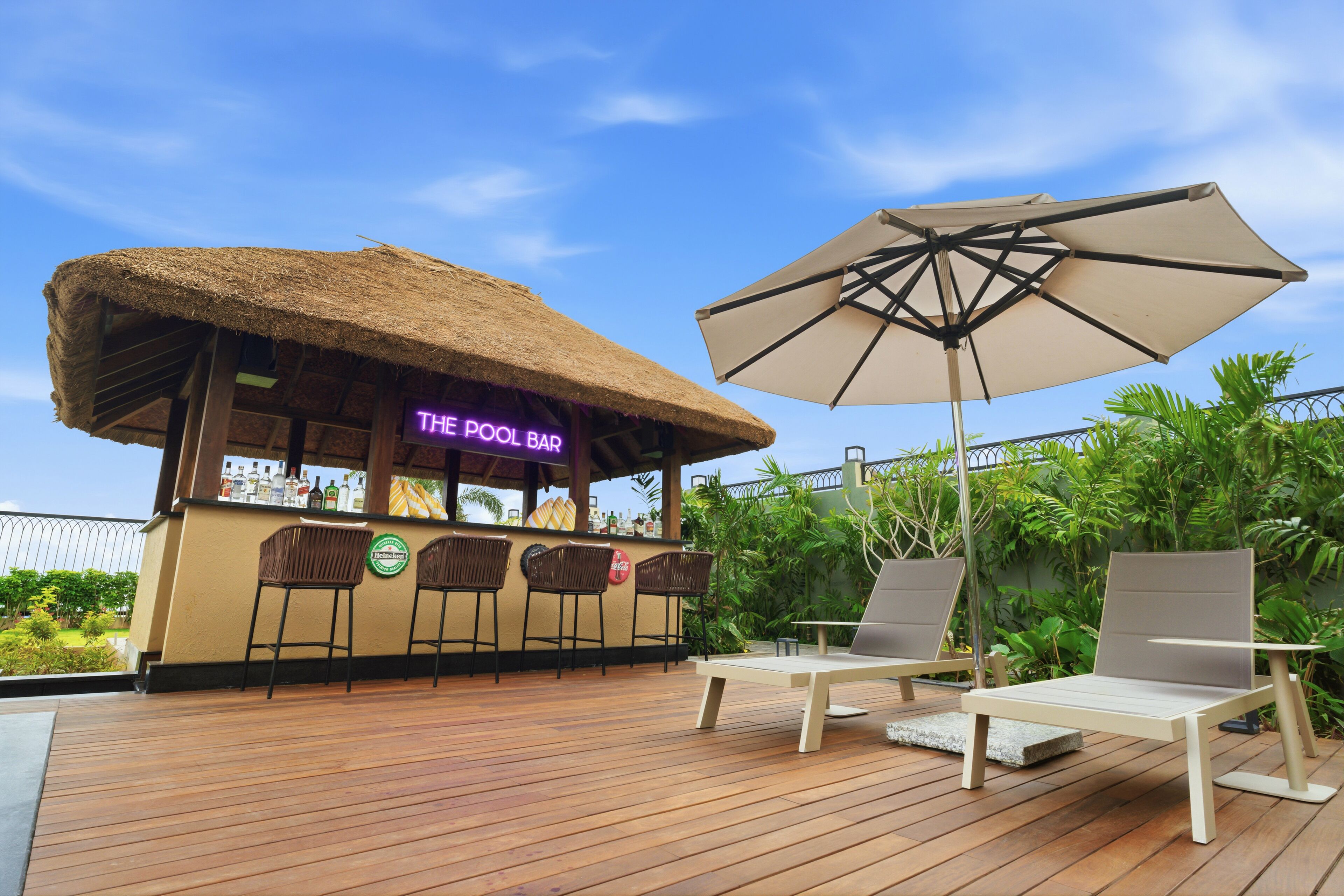Quầy bar sát hồ bơi