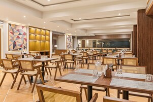 Se sirven desayunos y cocina internacional, con vista a la playa