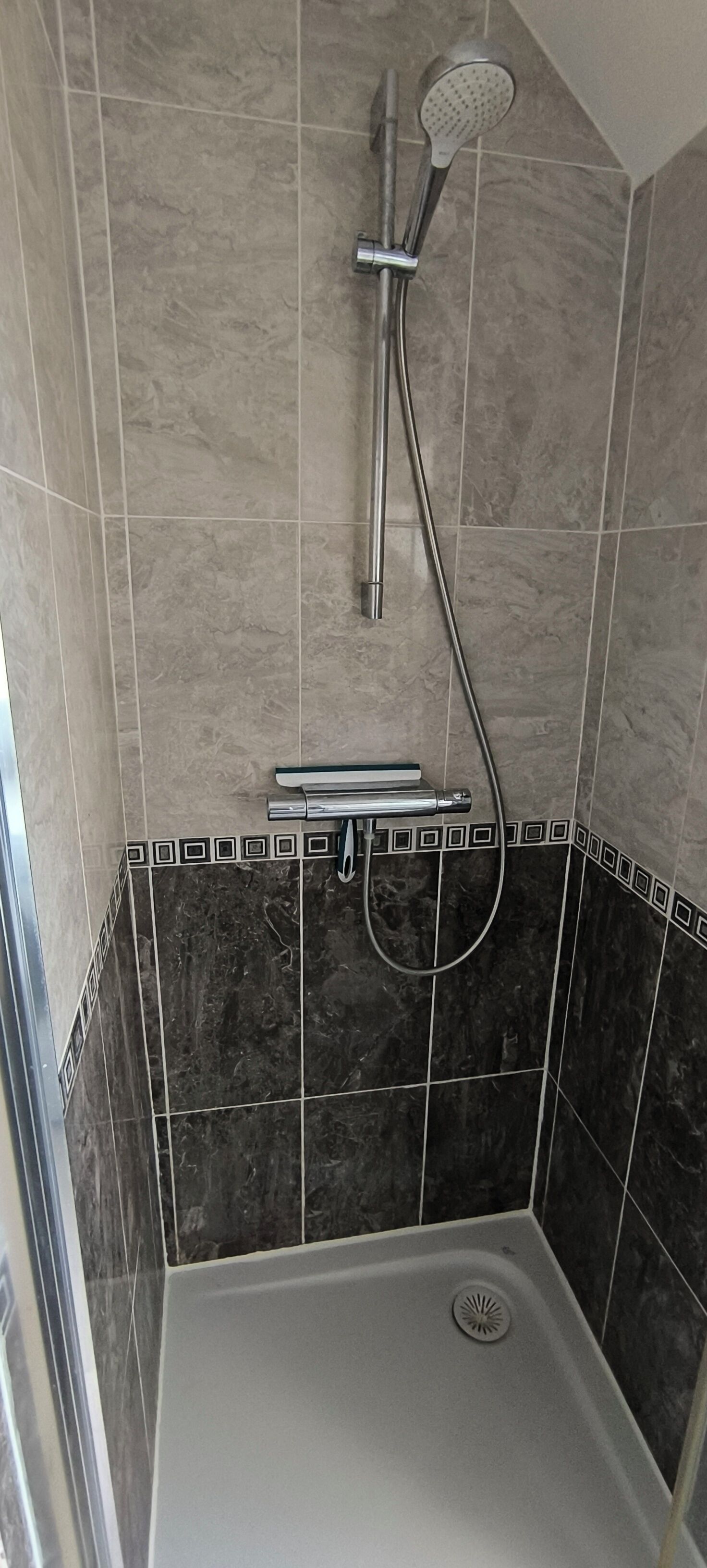 Douche, sèche-cheveux, serviettes fournies, savon