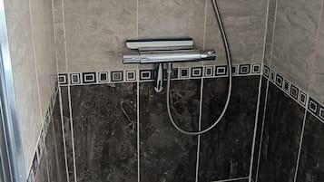 Douche, sĂšche-cheveux, serviettes fournies, savon