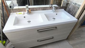 Douche, sèche-cheveux, serviettes fournies, savon