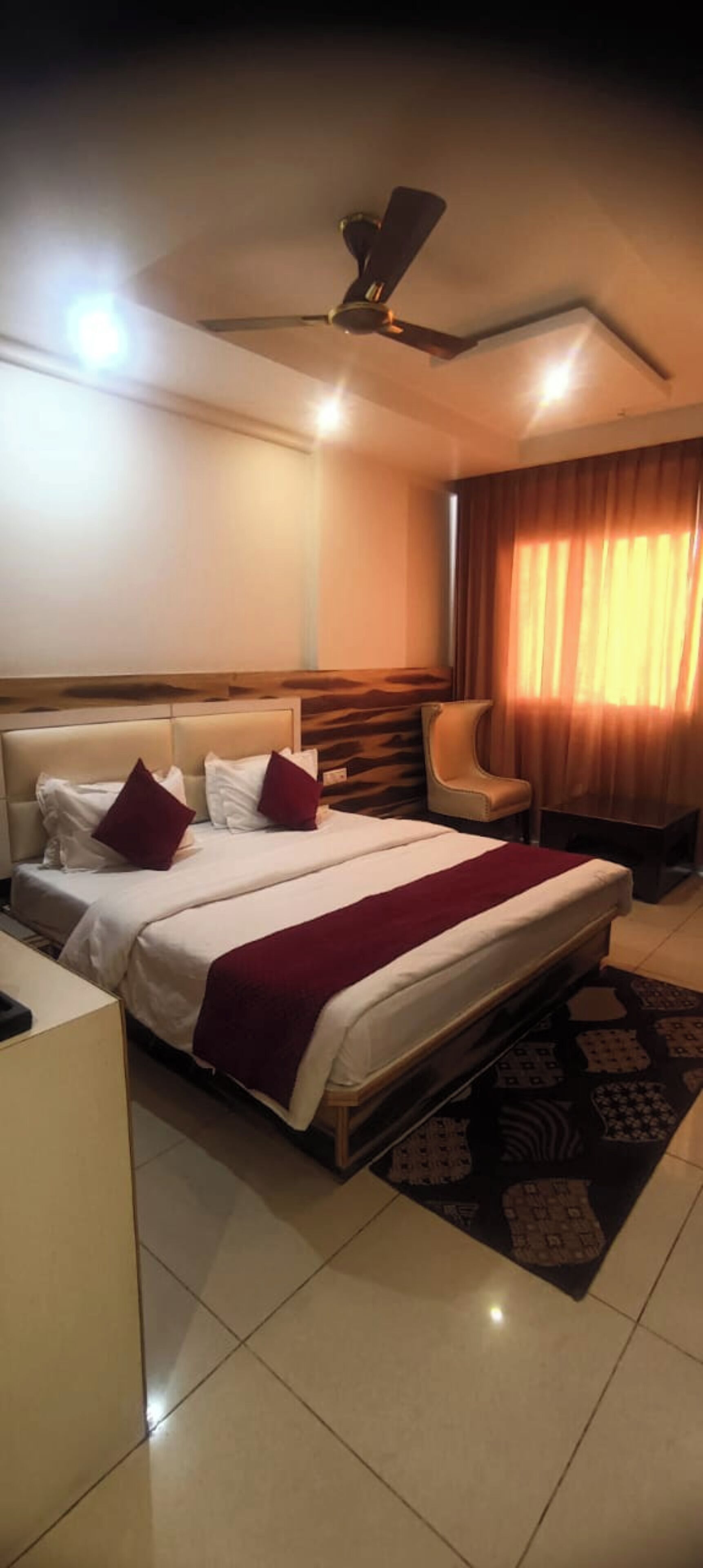 Escritorio, espacio para trabajar con laptop y wifi gratis 