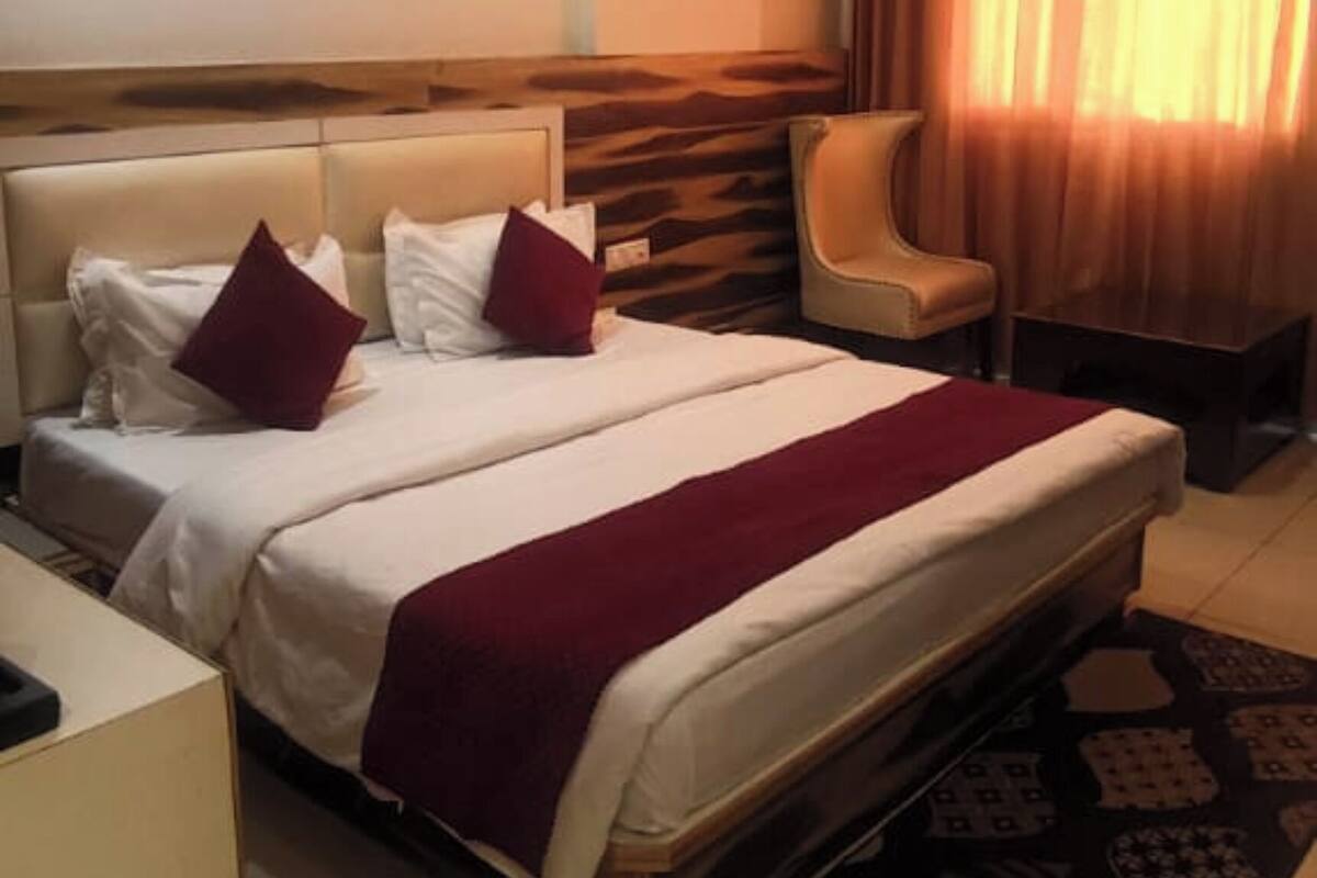 Escritorio, espacio para trabajar con laptop y wifi gratis