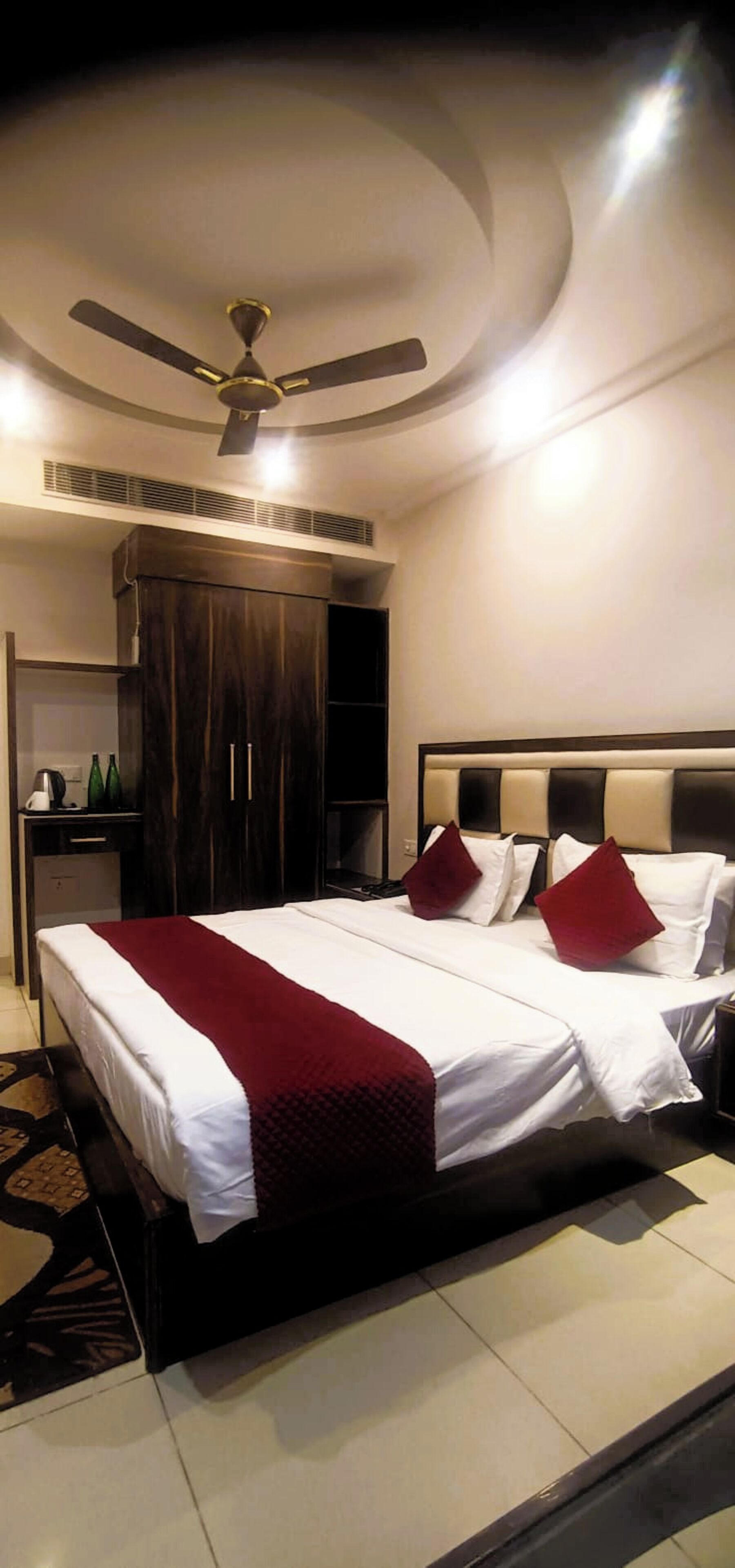 Escritorio, espacio para trabajar con laptop y wifi gratis 