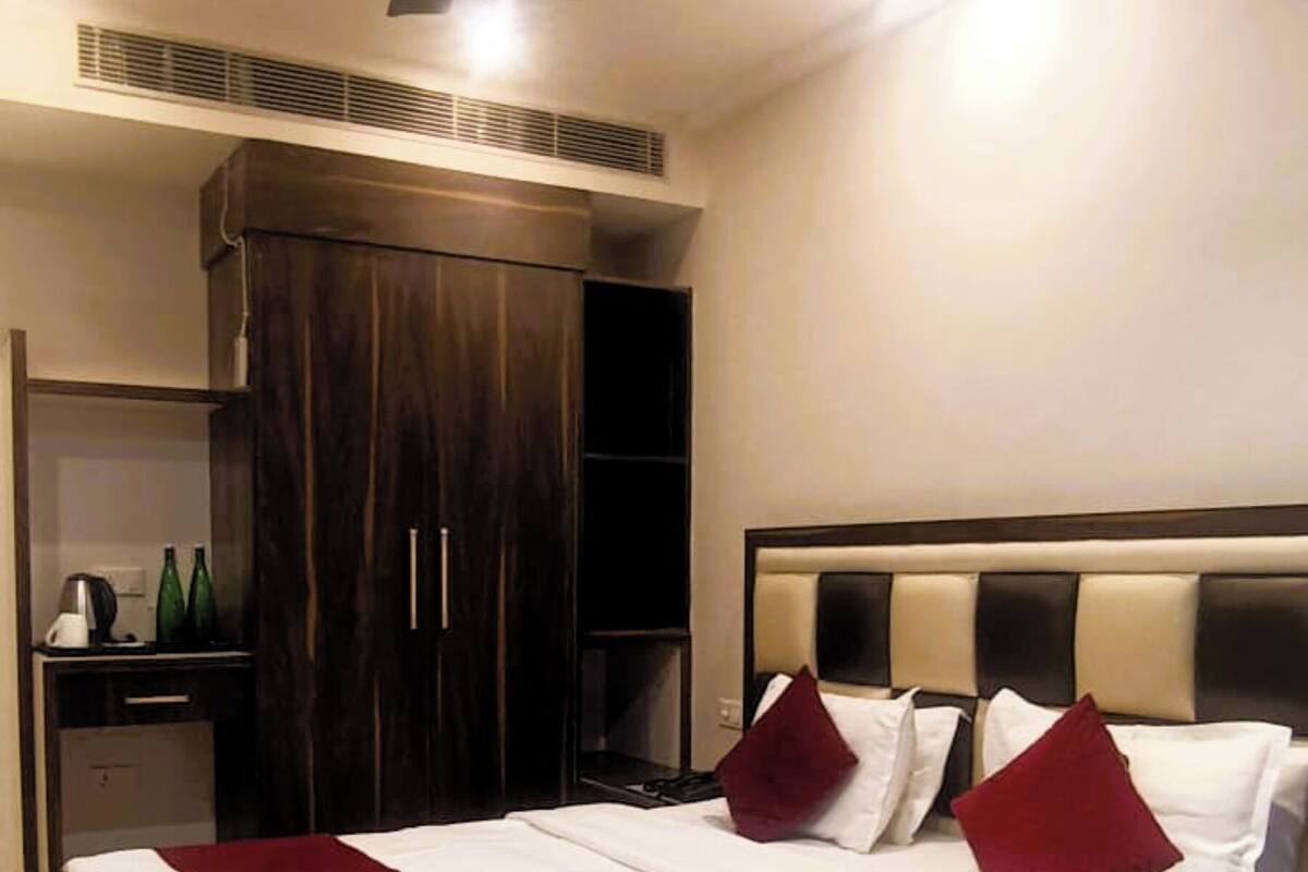 Escritorio, espacio para trabajar con laptop y wifi gratis