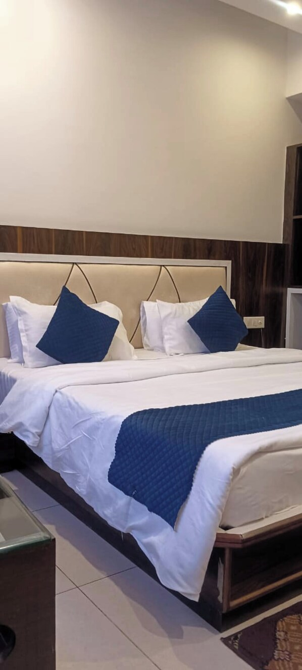 Deluxe-Zimmer, Hügelblick | Schreibtisch, laptopgeeigneter Arbeitsplatz, kostenloses WLAN