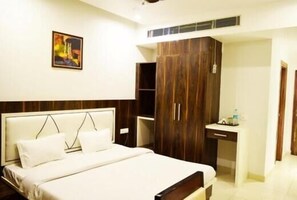 Escritorio, espacio para trabajar con laptop y wifi gratis 