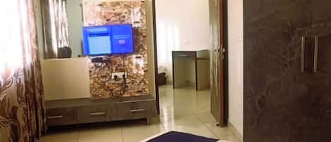 Desk, laptop workspace, free WiFi