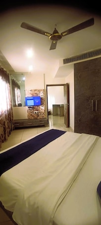 Habitación triple | Escritorio, espacio para trabajar con un portátil, wifi gratis. Hotel President Chintpurni