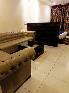 Family Room | Desk, laptop workspace, free WiFi - Hotel President Chintpurni (Chintpurni)