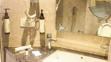 Camera familiare | Bagno | Doccia, set di cortesia gratuito, asciugamani, carta igienica