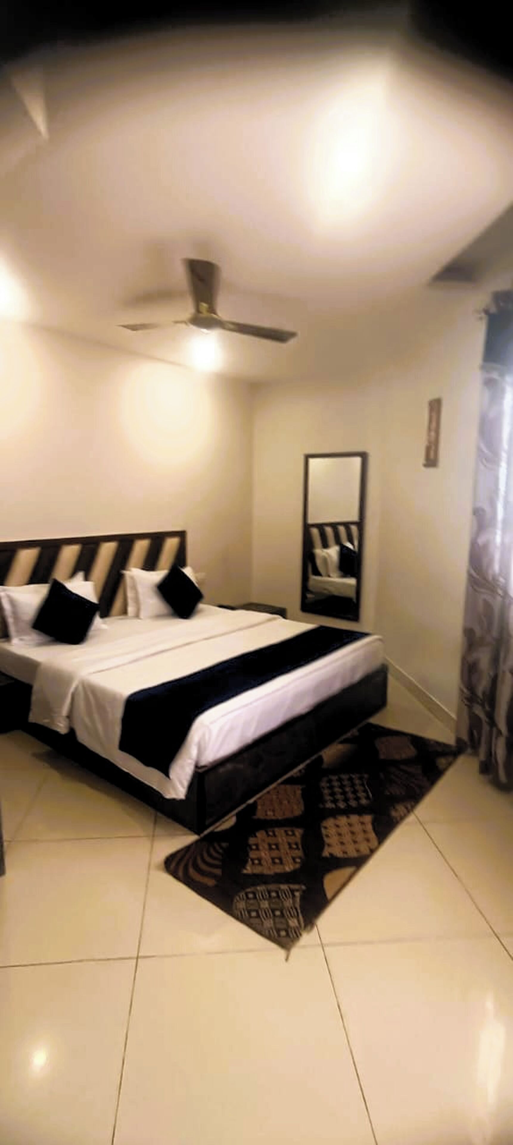 Escritorio, espacio para trabajar con laptop y wifi gratis 