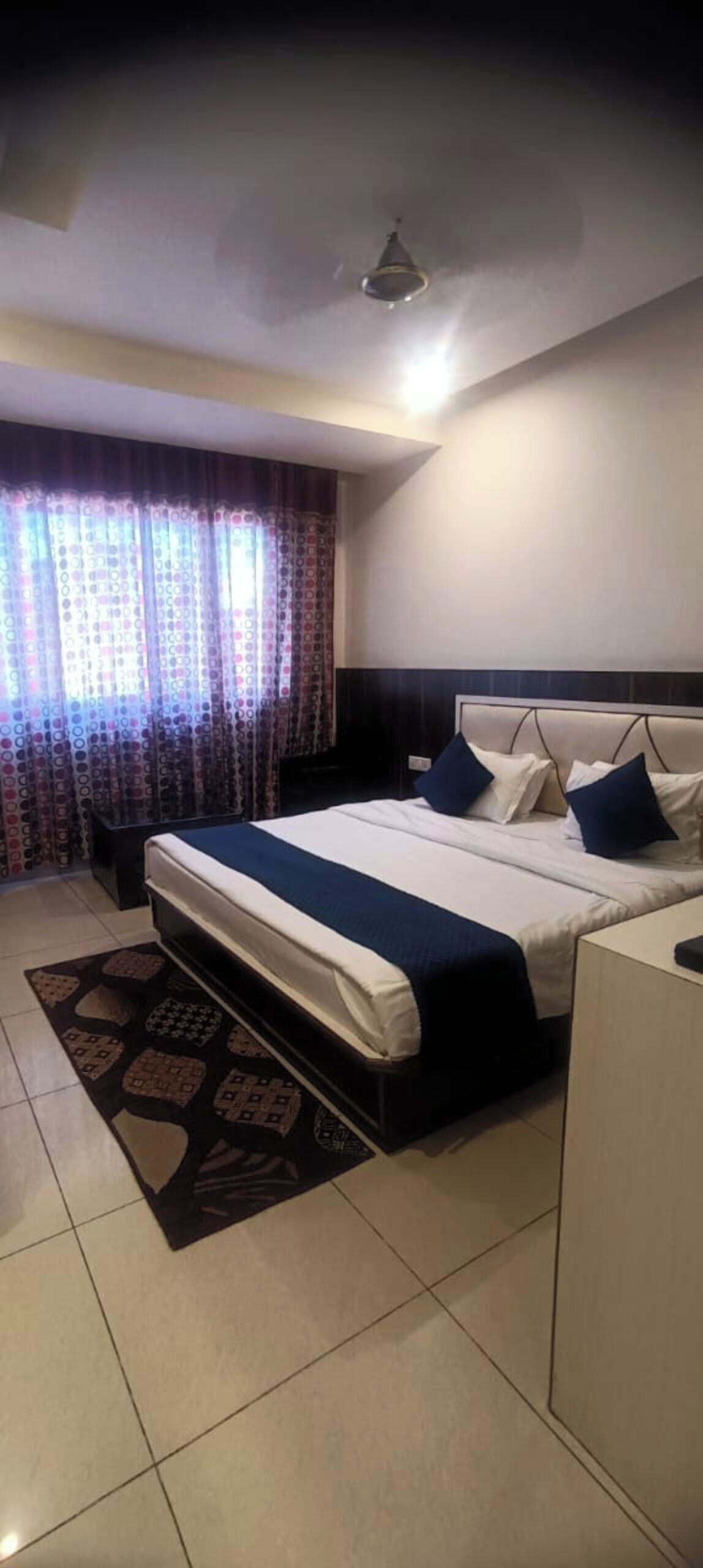 Escritorio, espacio para trabajar con laptop y wifi gratis 