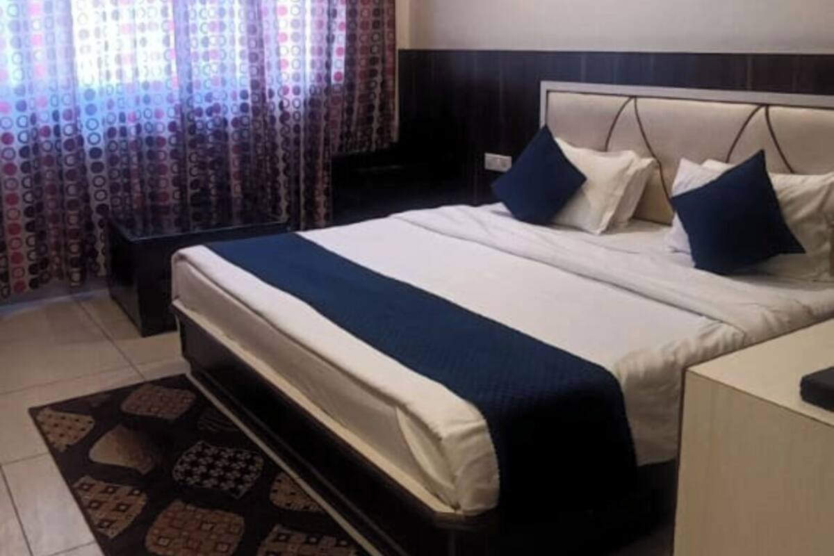 Escritorio, espacio para trabajar con laptop y wifi gratis