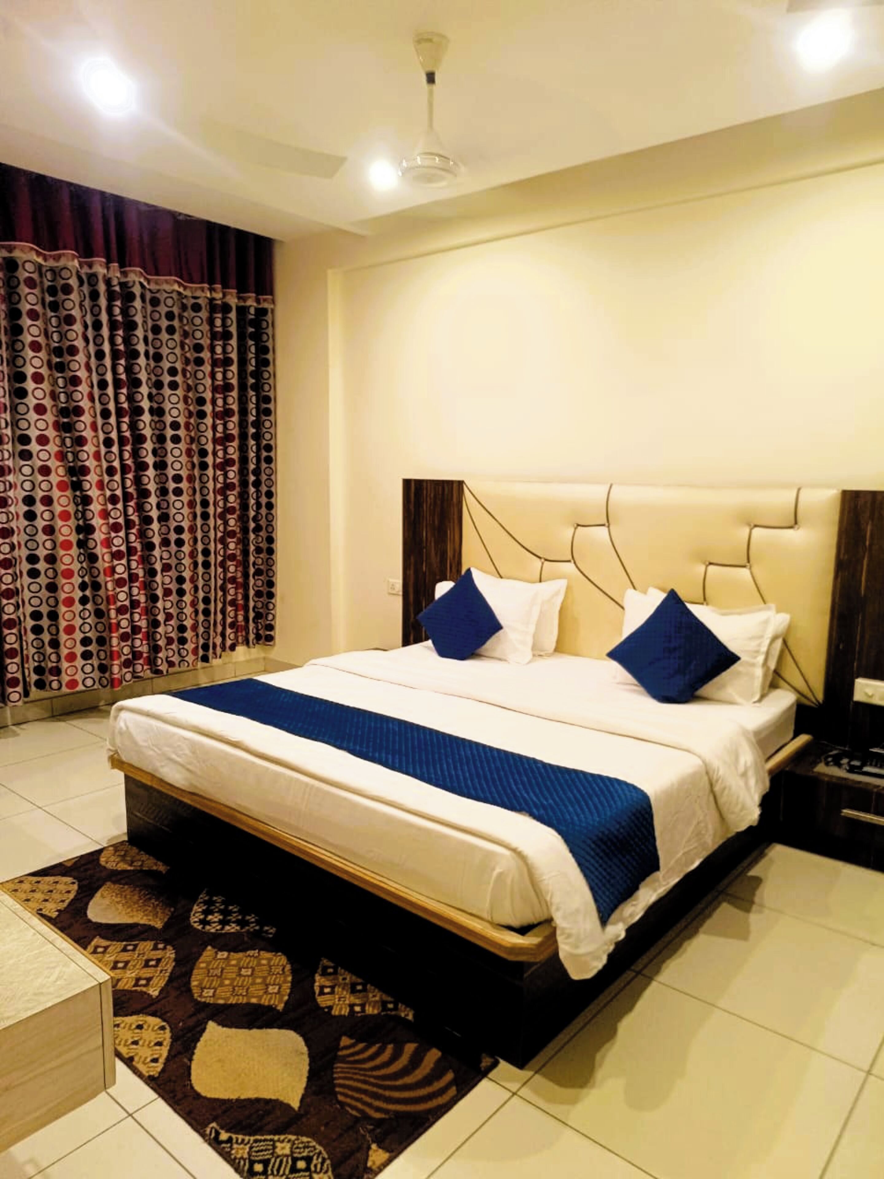 Escritorio, espacio para trabajar con laptop y wifi gratis 