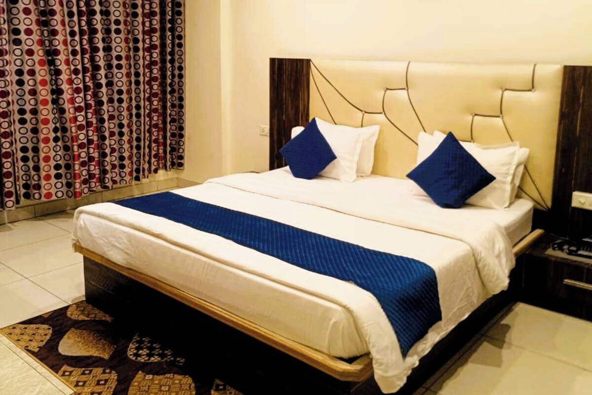 Escritorio, espacio para trabajar con laptop y wifi gratis