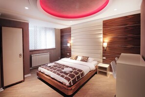 Tabla de planchar con plancha, internet y ropa de cama 