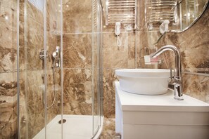 Secadora de cabello, toallas, jabón, papel de baño 
