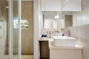 Dusche, Haartrockner, Bidet, Handtücher