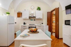 Réfrigérateur, four à micro-ondes, un four, surface de cuisson