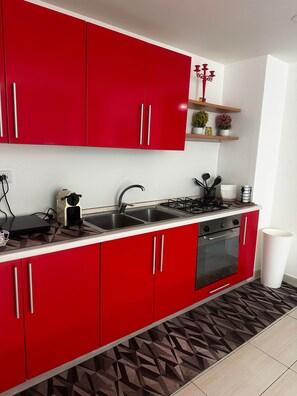 Frigorifero, forno, piano cottura, tostapane