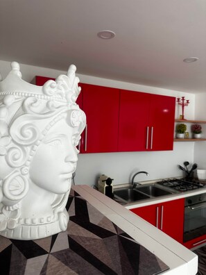 Frigorífico, horno, placa de cocina y tostadora