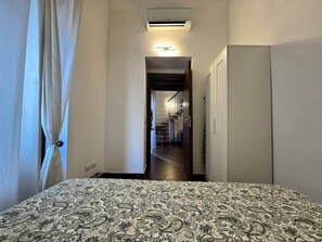 2 bedrooms, iron/ironing board, WiFi, bed sheets - To be completed (Catania)