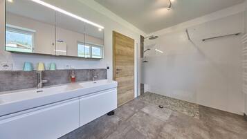 Comfort Apartment, 2 Bedrooms, Mountain View | Bilik Mandi