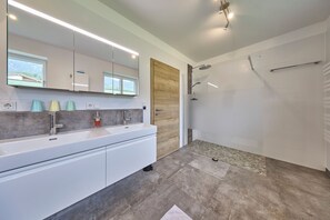 Comfort Apartment, 2 Bedrooms, Mountain View | Bathroom - Apartment Alpenstyle Ennstal (Aich)