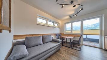 Comfort Apartment, 2 Bedrooms, Mountain View | Ruang tamu | 50 inci televisyen skrin rata dengan kabel